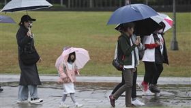 北台灣濕冷（2）中央氣象署表示，23日另一波大陸冷氣團挾帶更潮濕的冷空氣南下，北部及東北部降雨機率高，普遍為濕冷天氣。圖為民眾帶著小朋友到台北市花博公園，撐傘參加健走活動。中央社記者吳家昇攝  114年2月23日