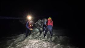 新竹縣尖石鄉泰崗野溪溫泉，2名女遊客困獲救。（圖／翻攝畫面）