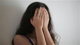 女子，哭泣，遭強吻(圖／翻攝畫面)