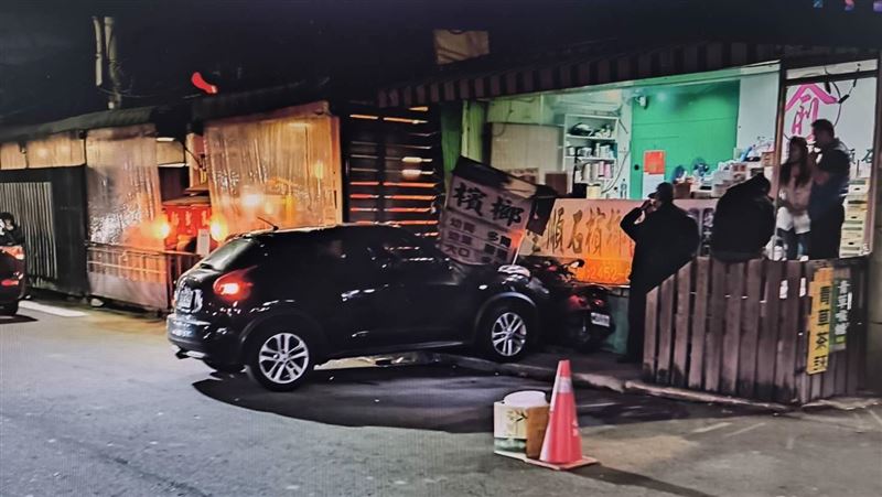 台中男開車突爆衝撞進檳榔攤：為閃機車！