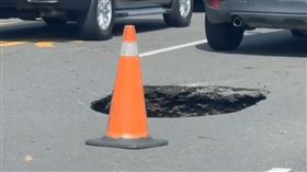 高雄市鼓山區龍德新路，路面突然出現巨大「天坑」。（圖／翻攝社會事新聞影音）