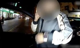 台中Gucci哥掉這物！女警一聞：裝那個的