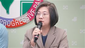 民進黨發言人吳崢、立委陳培瑜、立委郭昱晴今（24）日召開「清廉標準在哪裡？壯促法圖利了誰？」記者會。（圖／民進黨提供)