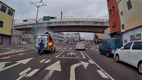 行動餐車，停等紅燈起火， 後方駕駛驚見大火球，急閃避，豐原(圖／翻攝自記者爆料網)