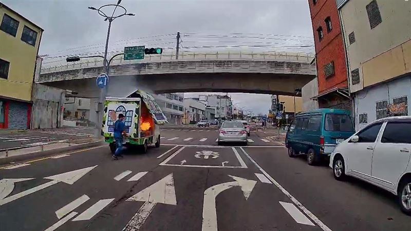 行動餐車突竄煙著火　路人驚見大火球急閃