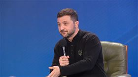 澤倫斯基（Volodymyr Zelenskyy）在基輔舉行的政府官員論壇上，紀念俄羅斯全面入侵烏克蘭3週年的記者會坦言，可能被迫與美國簽下礦產協議以換取美援。（圖／翻攝自澤倫斯基臉書）