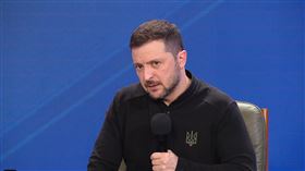 澤倫斯基（Volodymyr Zelenskyy）在基輔舉行的政府官員論壇上，紀念俄羅斯全面入侵烏克蘭3週年的記者會坦言，可能被迫與美國簽下礦產協議以換取美援。（圖／翻攝自澤倫斯基臉書）
