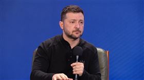 澤倫斯基（Volodymyr Zelenskyy）在基輔舉行的政府官員論壇上，紀念俄羅斯全面入侵烏克蘭3週年的記者會坦言，可能被迫與美國簽下礦產協議以換取美援。（圖／翻攝自澤倫斯基臉書）