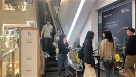 台中，文心秀泰，跳電停電，摸黑(圖／民眾提供)