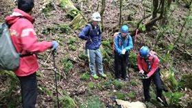 登山男子於水樣森林迷路，被發現時僅穿內褲獲救。（圖／翻攝畫面）