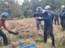 登山男子於水樣森林迷路，被發現時僅穿內褲獲救。（圖／翻攝畫面）