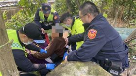 8旬農婦，種菜摔倒，骨折 警上山救援，烏日(圖／翻攝畫面)