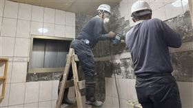 林世傑(左)2月7日清晨開貨車從花蓮趕到臺南，開了400多公里，林世傑：「急著來災區。」（圖／慈濟基金會提供）