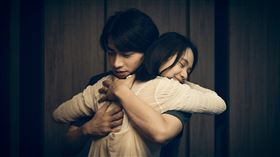 宋柏緯與王真琳在《死了一個娛樂女記者之後》扮演甜蜜情侶。（圖／鏡文學提供）