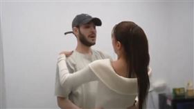 柯恩被囚逾500天後獲釋，與未婚妻阿布德重新團聚，相擁而泣。（圖／翻攝自@IDF X平台）