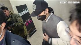 ▲李威進入北檢複訊，面對媒體追問，不發一語。妻子15萬交保。（圖／記者楊佩琪攝）