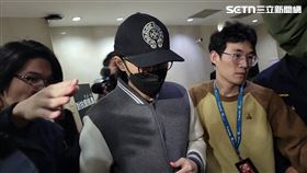 ▲李威進入北檢複訊，面對媒體追問，不發一語。妻子15萬交保。（圖／記者楊佩琪攝）