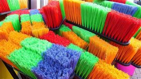 近年來發生過多起中國製的掃地機器人居然有監視的功能，還是傳統的掃把比較安全。（圖／Pixabay）