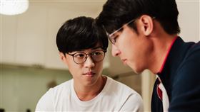 游書庭（左）飾演職場菜鳥，和「霸總」劉丞有精彩的對手戲。（圖／艾迪昇傳播提供）