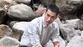 盧彥澤包上保鮮膜和發熱衣應戰。（圖／台視提供）