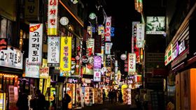 南韓社會競爭激烈，調查顯示南韓人長期處在高壓下並不快樂。（圖／pexels）