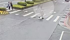 ▲台北市萬華區一家銀樓遭搶金項鍊，幸好熱心民眾衝出幫逮人，黃姓男身背多條通緝案，警方解送歸案。（圖／翻攝畫面）