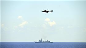 美軍機飛越中國電子偵察艦「天王星號」美菲兩國29日在南海進行實彈射擊演習。圖為美軍「超級種馬」（CH-53E Super Stallion）運輸直升機飛越中國海軍電子偵察艦「天王星號」。中央社特約記者Edward Bungubung攝  113年4月29日