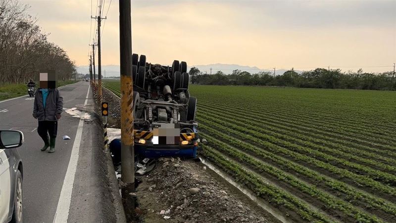 驚悚！預拌車翻覆田裡　司機受困待救