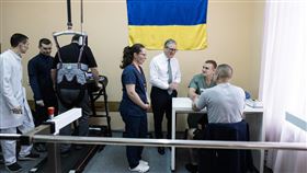 英國投入逾8億元  加倍支持烏克蘭軍事醫療英國國防部24日宣布新增2000萬英鎊（逾新台幣8億2600萬元）預算，挹注英國對烏克蘭的軍事醫療支持計畫。圖為英相施凱爾（站立右1）1月中訪問基輔，造訪有英國醫護團隊協助指導的醫院。（英國首相府提供）中央社記者陳韻聿倫敦傳真  114年2月24日