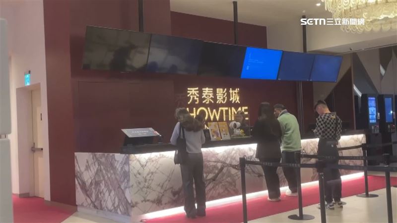 台中文心秀泰突停電！民眾摸黑逛街嚇壞