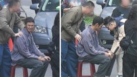 助理幫忙按摩，阮經天露出痛苦表情，連導演都彎著身子在阮經天的左腿和膝蓋區域幫忙按摩並陪他講話。（圖／本刊攝影組）