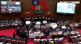 ▲卓榮泰立法院施政報告，藍綠各舉標語互嗆，導致施政報告中斷（圖／記者高逸帆攝影）