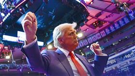 美國總統川普（Donald Trump）致力振興國內半導體製造業，一再揚言對晶片課徵關稅，被視為談判策略。（圖／翻攝自川普臉書）