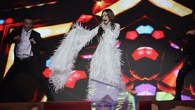 陳美鳳腳骨裂仍敬業帶傷上場演出。（圖／記者鄭孟晃攝影）