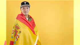 ▲知名YouTuber台南Josh在社群PO出身披西班牙國旗的照片。（圖／翻攝自台南JoshThreads）