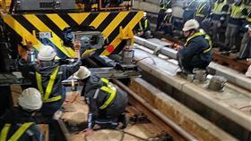 機捷凌晨吊掛作業車輪偏移  已修復桃園大眾捷運公司25日表示，機捷工程車於凌晨1時51分時，在A15大園站執行站體油漆工程機具吊掛作業，因重心偏移導致車輪偏移軌道，搶修後已恢復正常。（桃園大眾捷運公司提供）中央社記者吳睿騏桃園傳真  114年2月25日