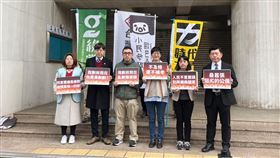 時代力量、社會民主黨、小民參政歐巴桑聯盟、台灣基進黨及台灣綠黨於今日（2月25日）共同舉行「人民不是籌碼，別再癱瘓國家：同意覆議是補救總預算唯一的路」記者會。（圖／時代力量提供）