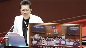壯世代爭議  吳春城宣布請辭民眾黨立委吳春城推動壯世代促進法，遭質疑未利益迴避。他25日在立法院會質詢時，在桌上擺放壯促法三讀通過的裱框照片，並公開表示，將辭去立委職務。中央社記者郭日曉攝  114年2月25日