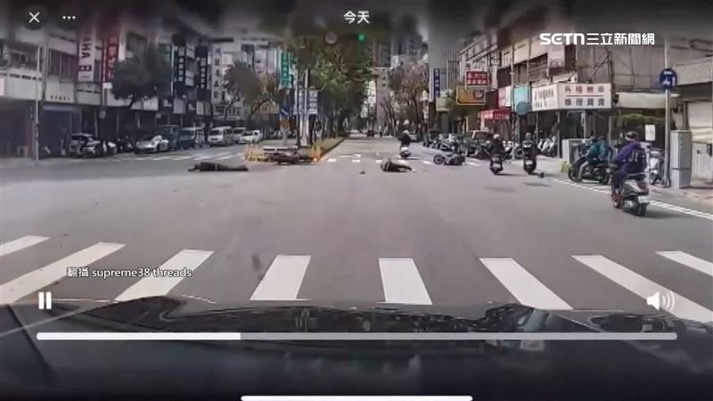 騎車切道撞紅牌重機！騎士「滾三圈」停下