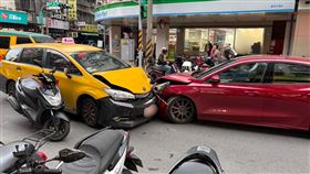 方男疑因精神不濟，導致在交通巔峰時間發生車禍。（圖／警方提供）