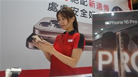遠傳電信開賣iPhone 16新機蘋果iPhone 16系列新機20日在台開賣，遠傳電信在三創門市舉行開賣活動，工作人員示範使用新機。中央社記者徐肇昌攝  113年9月20日