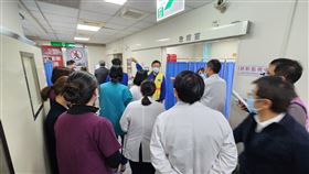 25日下午，大林慈濟醫院急診部收治從新北板橋區至南部旅遊團，其中15名團員出現腸胃道不適、上吐下瀉等症狀。(圖/大林慈濟醫院提供)