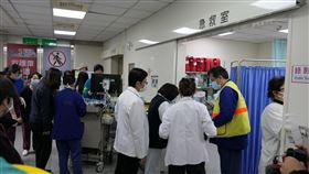 25日下午，大林慈濟醫院急診部收治從新北板橋區至南部旅遊團，其中15名團員出現腸胃道不適、上吐下瀉等症狀。(圖/大林慈濟醫院提供)