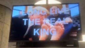 川普親吻馬斯克腳趾 圖／翻攝自X平台 @rmc031