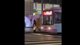 台北市信義區街頭，一名女子阻擋公車通行。（圖／翻攝Threads obi.tw.com0425）