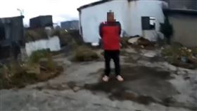 張男被逮個正著的模樣相當錯愕，似乎未料到會有被突襲的一天。（圖／警方提供）