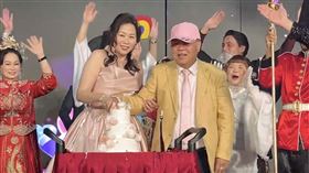 台中酒店教父偕小24歲妻亮相！灑百萬獎金