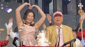 台中酒店教父偕小24歲妻亮相！灑百萬獎金