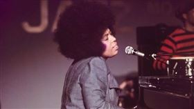 美國傳奇女歌手逝世！享壽88歲　鄧麗君、莫文蔚都唱過她的歌。美國歌手蘿貝塔·弗萊克（Roberta Flack）。IG@officialrobertaflack
