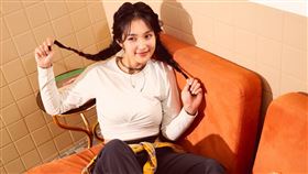 HER STORY系列服飾透過甜美可人的扭結式短版長袖上衣，展現少女心與個性風格的完美平衡。（圖／品牌業者提供）